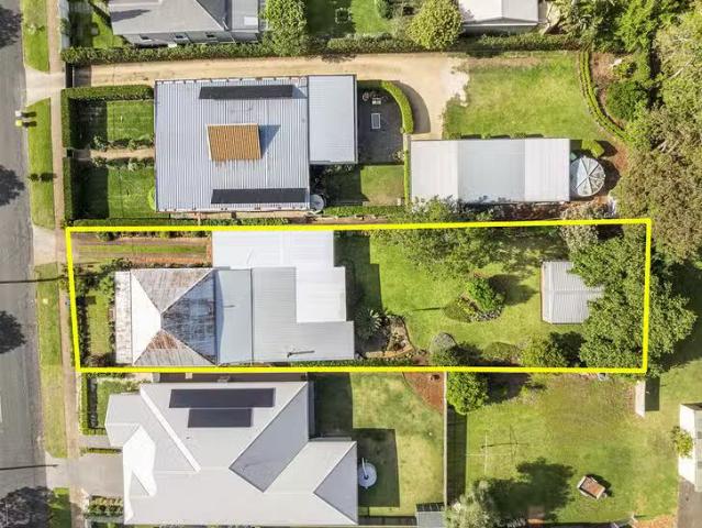 Cozy 136 Stuart Street, Mount Lofty, QLD 4350