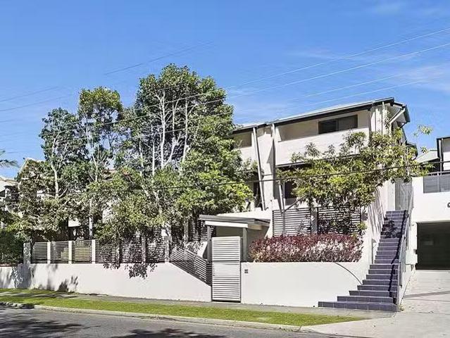 Charming 1/37 Indooroopilly Road, Taringa, QLD 4068