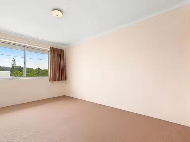 Just in! 1/38 Leicester Street, Coorparoo, QLD 4151