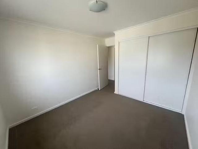 Cozy 1/33 Arthur Blakeley Way, Coombs, ACT 2611