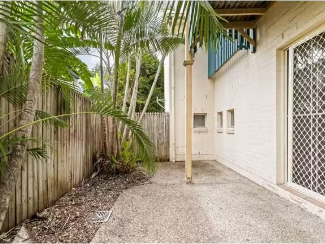 Just in! 1/33 Torrington Street, Spring Hill Townhouse for ren.