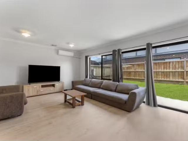 Nice 13 Angul Parade, Deanside Townhouse for rent Listed by A.