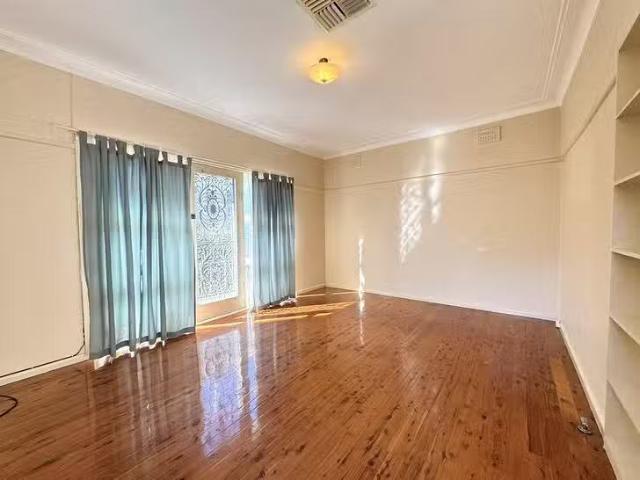 Charming 13 Hume Street, Parkes, NSW 2870