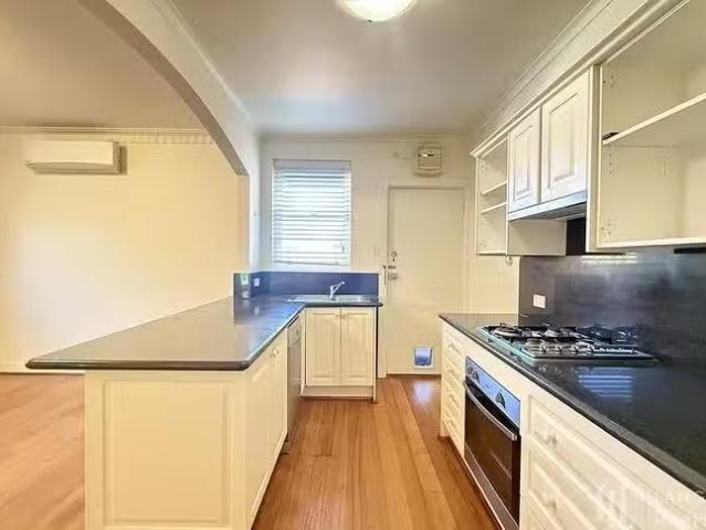 Cozy 1/3 Stonehaven Court, Toorak, VIC 3142