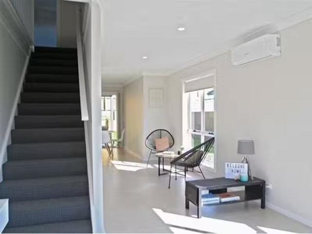 Unique 1/49 Finch Crescent, Aberglasslyn Townhouse for rent L.