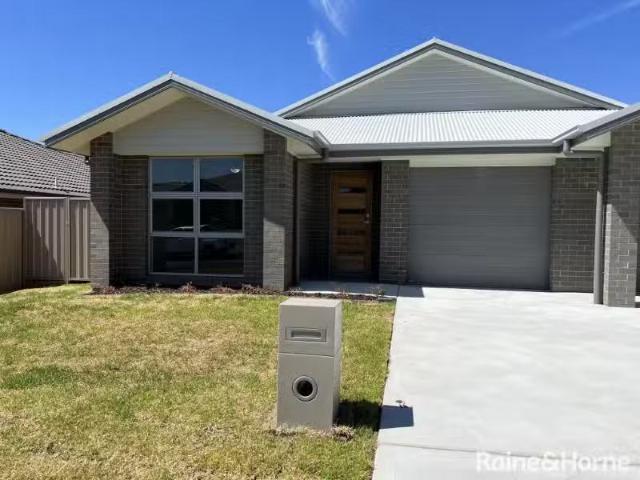 Charming 14A Pendula Way, DENMAN Townhouse for rent Listed by.
