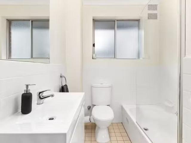 Just in! 15/9A Cambridge Street, GLADESVILLE Apartment for ren.