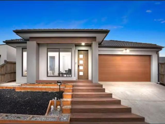 Rental! 15 Camberwell Parade, MICKLEHAM, VIC 3064 House for.