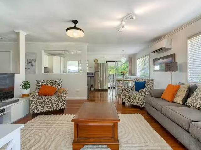 Unique 15 Honeysuckle Street, Mansfield, QLD 4122