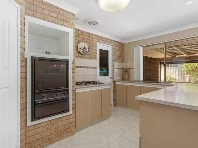 Unique 15 Porpoise Grove, Waikiki, WA 6169