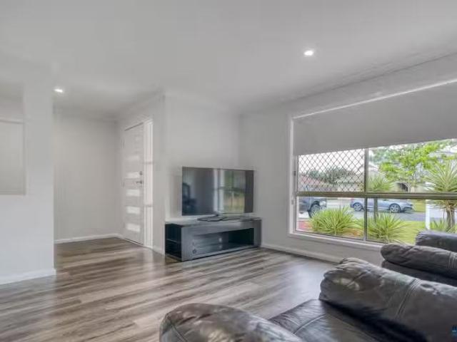 Deal! 16 Coolum Court, REGENTS PARK, QLD 4118 House for Rent