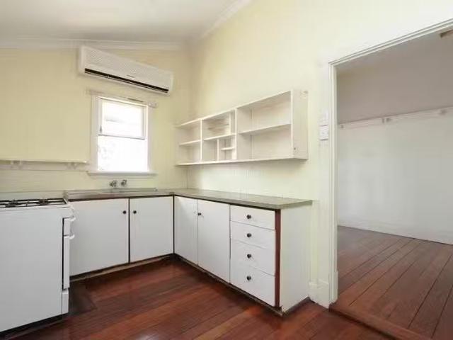 Cozy 16 Lansdowne Road, Kensington, WA 6151