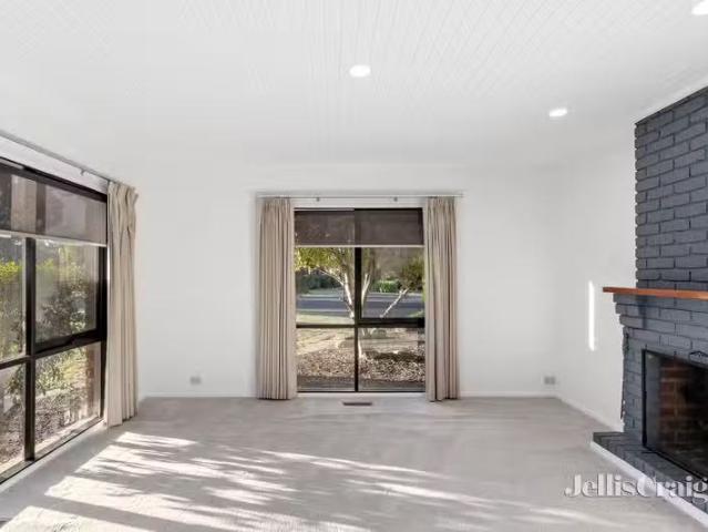 Deal! 16 Parry Road, Eltham North VIC 3095