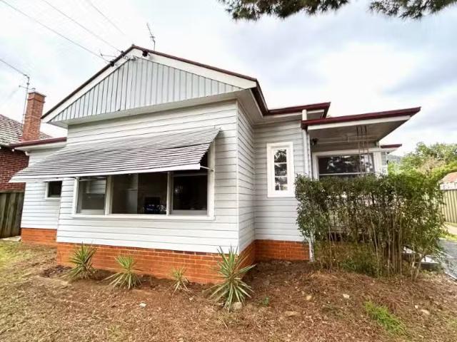 Unique 16 Raglan St, East Tamworth House for rent Listed by I.