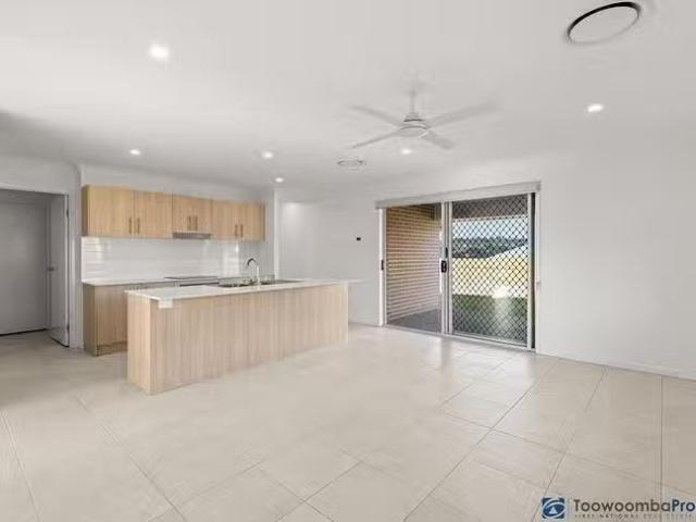 Rental! 16 Vanessa Crescent, Cotswold Hills, QLD 4350
