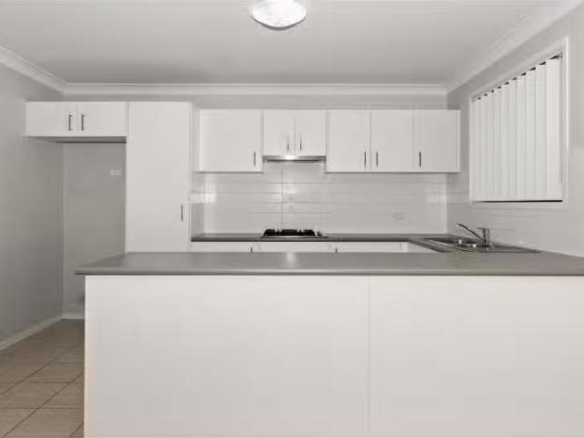 Cheap 17 Dahlia Avenue, Hamlyn Terrace Apartment for rent Lis.