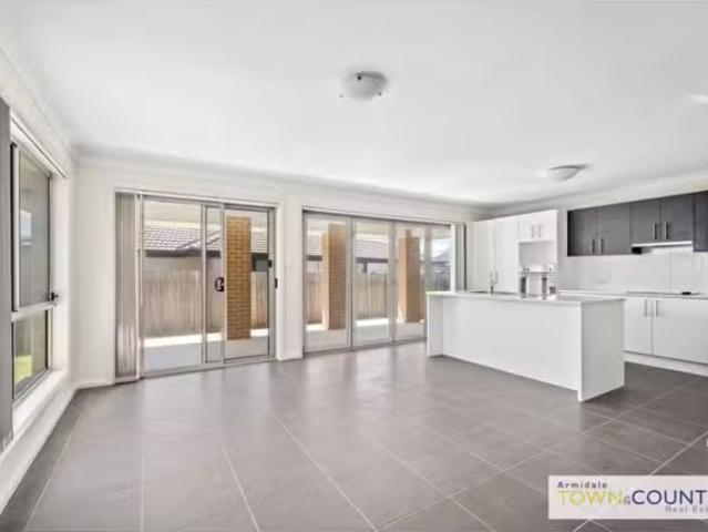 Deal! 17 Kennedy Street, ARMIDALE House for rent Listed by Jo.