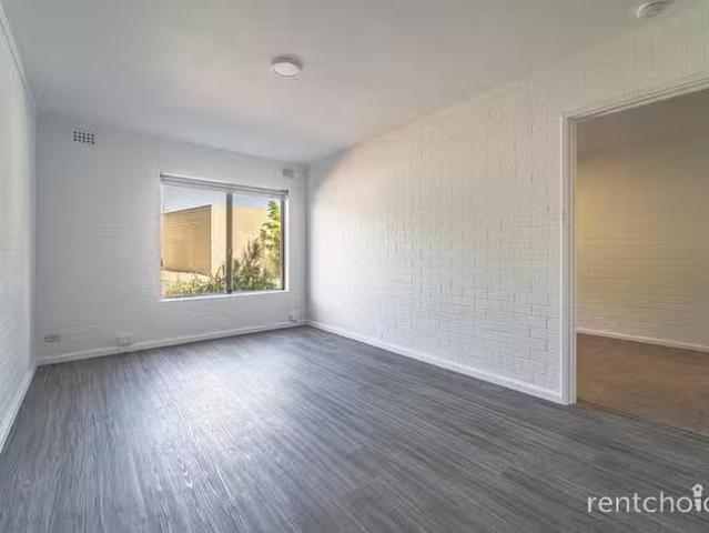 Cozy 18/230 Stirling Highway, Claremont, WA 6010
