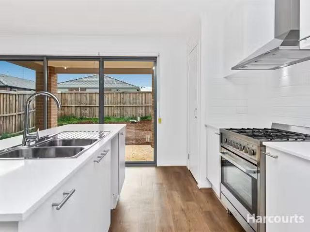 Cozy 18 Meadowbrook Crescent, WARRAGUL, VIC 3820 House for R.