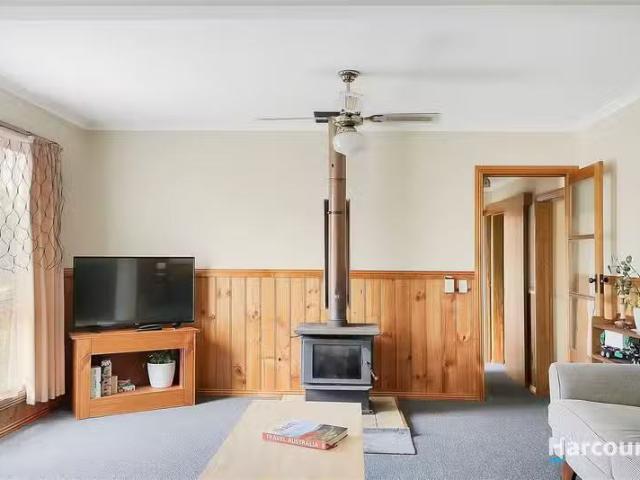 Rental! 18 Scamander Avenue, SCAMANDER, TAS 7215 House for R.