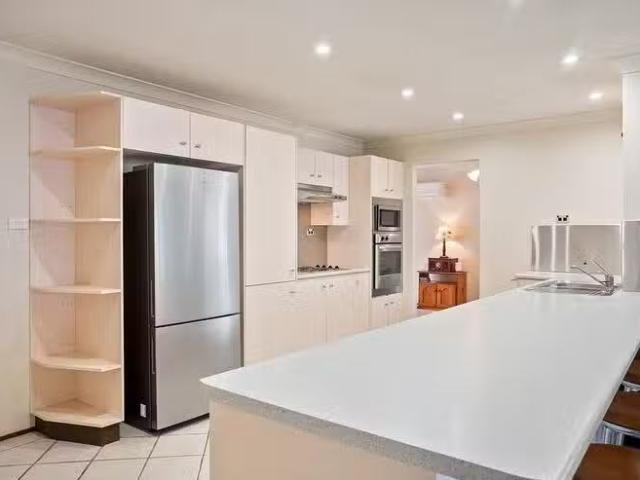 Deal! 18 Richmond Place, Albion Park, NSW 2527
