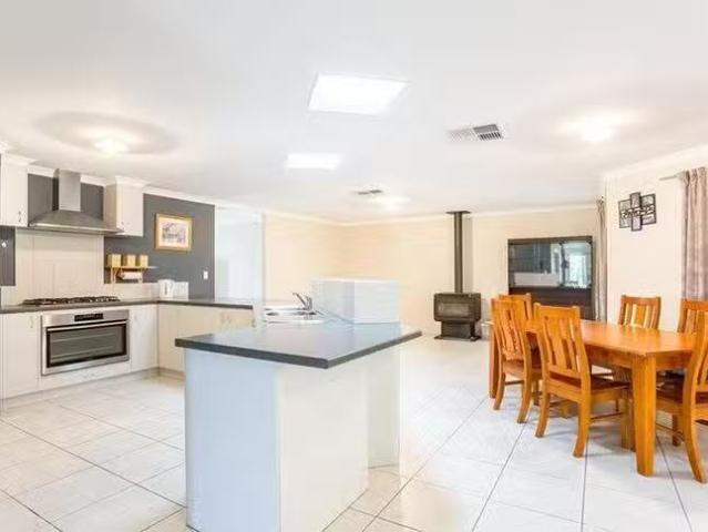Rental! 18 Waverley Road, Australind, WA 6233
