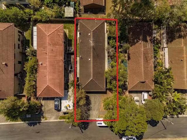 Just in! 1/9 Caroline Avenue, Southport, QLD 4215