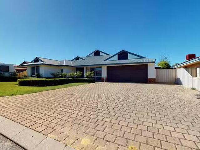 Charming 19 Brookside Square, Canning Vale, WA 6155