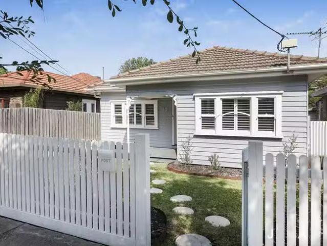 Cozy 19 Hawkhurst Street, Yarraville, VIC 3013