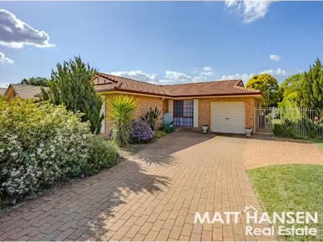 For Rent! 19 Twickenham Drive, Dubbo House for rent Listed by.