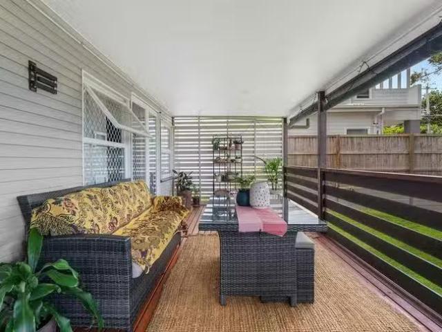 Just in! 1 Thorne Road, Birkdale, QLD 4159