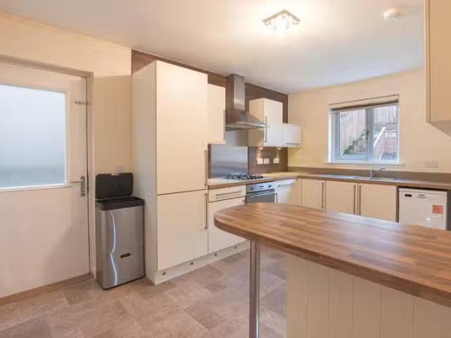 Nice 1 BA 4 bedroom detached house for rent in Balquharn Drive.