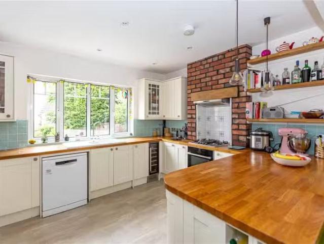Rental! 1 BA 4 bedroom detached house for rent in Druid Road.