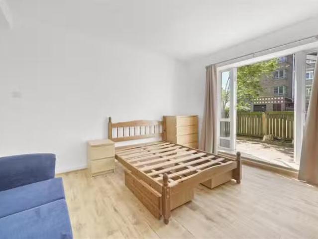 Nice 1 BA 4 bedroom flat for rent in Ayrton Gould House, Roman.