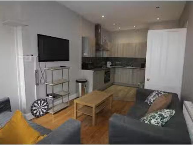 Charming 1 BA 4 bedroom flat for rent in Marchmont Street, Edi.