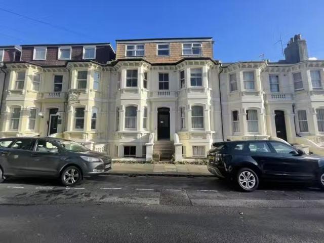 Charming 1 BA 4 bedroom flat for rent in Seafield Road, Hove.