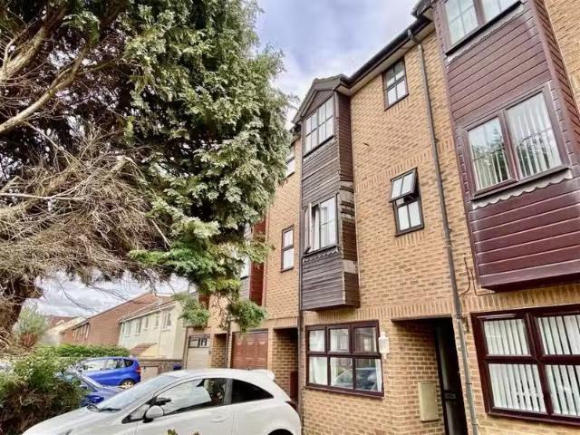 Deal! 1 BA 4 bedroom house for rent in Downview Road, Worthing.