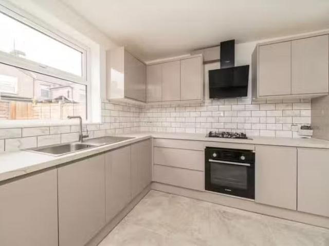 Charming 1 BA 4 bedroom house for rent in Durham Road, Canary.