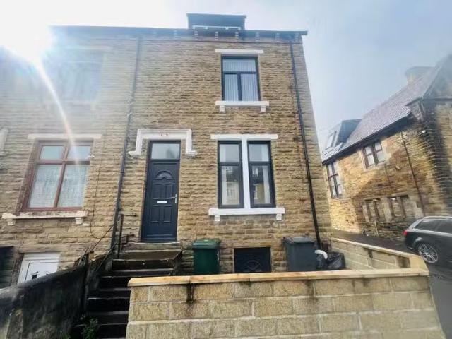 Nice 1 BA 4 bedroom house for rent in Leamington Street, Bradf.