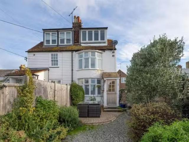Charming 1 BA 4 bedroom semi detached house for rent in Marine.