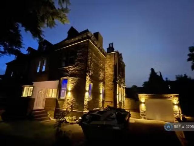 Unique 1 BA 4 bedroom semi detached house for rent in North Pa.