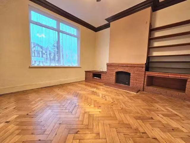 Cheap 1 BA 4 bedroom semi detached house for rent in Oak Road.