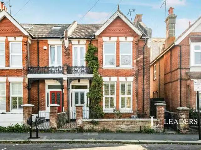 Nice 1 BA 4 bedroom semi detached house for rent in Salisbury.