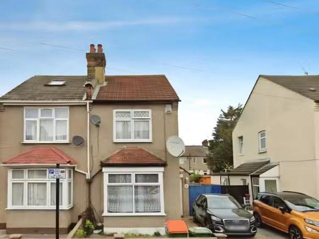 Deal! 1 BA 4 bedroom terraced house for rent in Lloyds Villas.