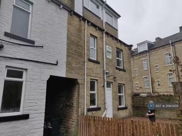 New 1 BA 5 bedroom terraced house for rent in Mumford Street.