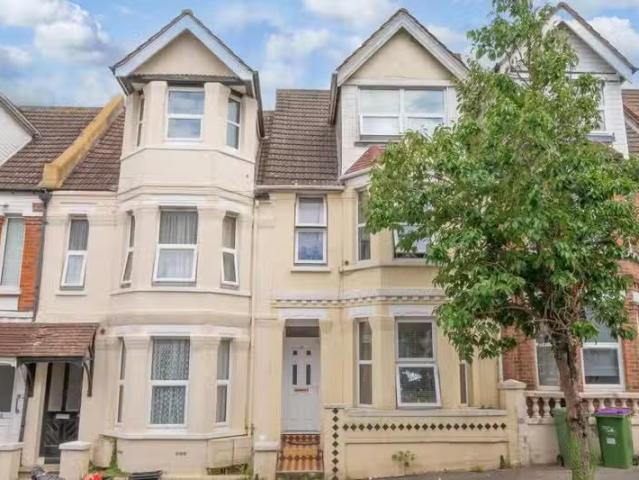 Nice 1 BA 5 bedroom terraced house for rent in Victoria Road.