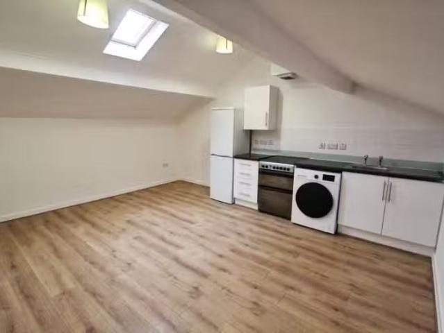 Cheap 1 BA 1 bedroom apartment for rent in Albert Road, Colne.