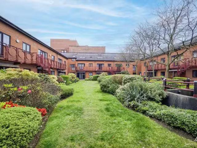 Unique 1 BA 1 bedroom ground floor flat for rent in Kings Cour.