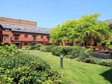 Unique 1 BA 1 bedroom ground floor flat for rent in Kings Cour.
