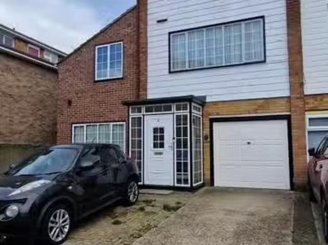 Unique 1 BA 1 bedroom end of terrace house for rent in Chestnu.
